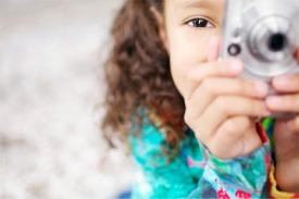 Una bambina con una fotocamera